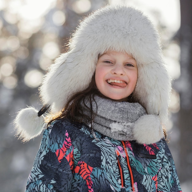 Tiro medio niña sonriente con sombrero