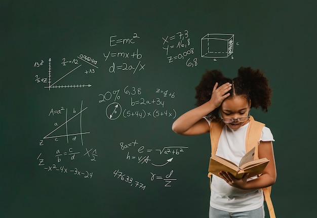 Tiro medio niña sorprendida leyendo libro