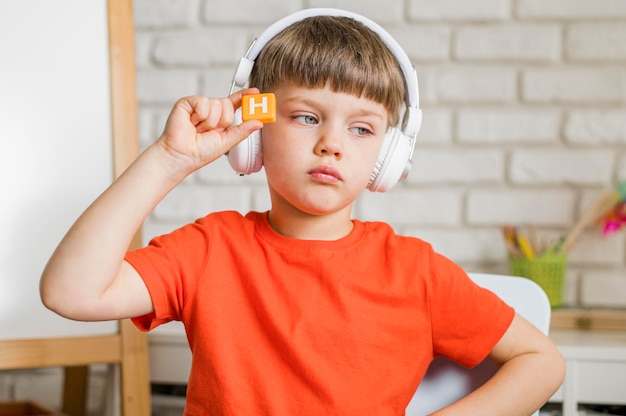 Tiro medio niño con auriculares