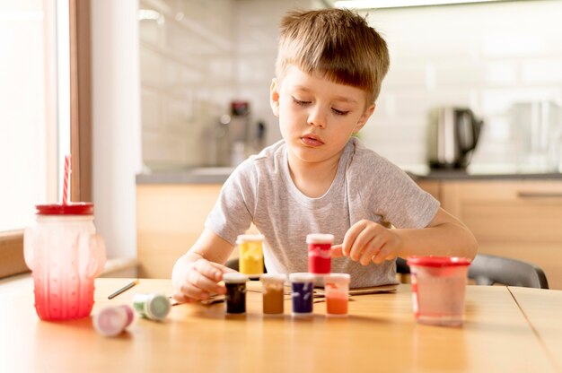 Tiro medio niño con pintura