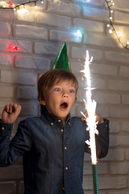 Tiro medio niño sorprendido con fuegos artificiales