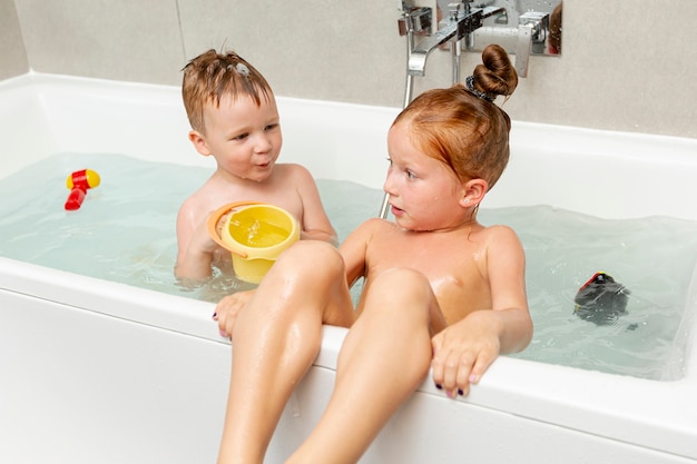 Tiro medio a niños en la bañera