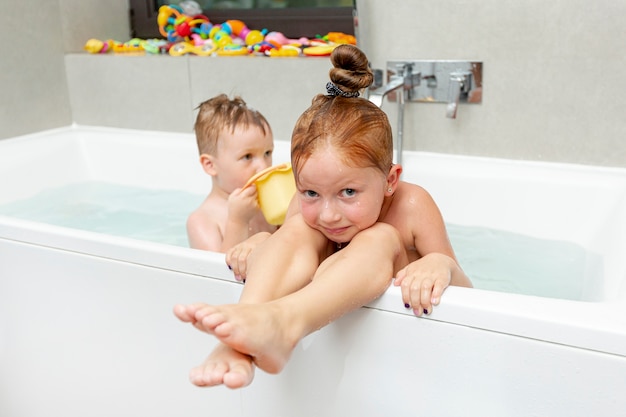 Tiro medio niños pequeños en la bañera