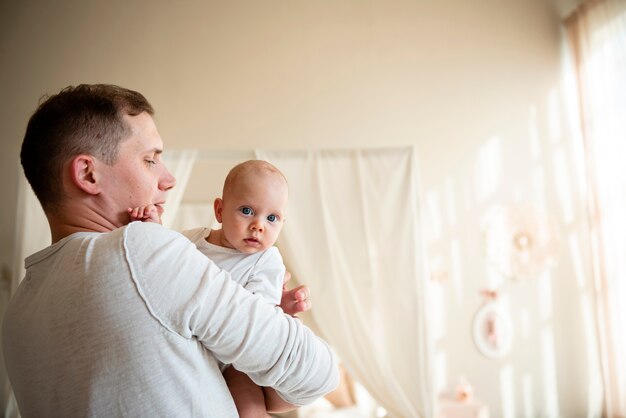 Tiro medio de padre y bebé