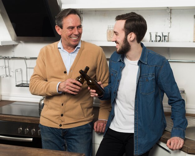 Tiro medio padre e hijo disfrutando de bebidas