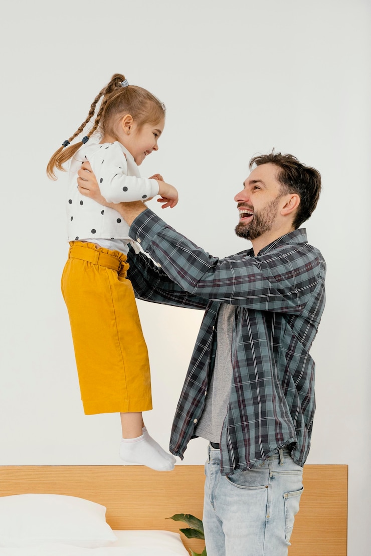 Foto gratuito tiro medio padre feliz celebración niño