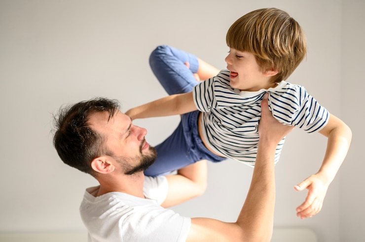 Foto gratuito tiro medio padre sosteniendo niño