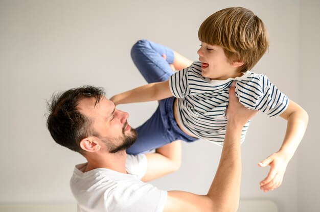 Tiro medio padre sosteniendo niño