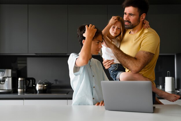 Tiro medio, padre, tenencia, niña