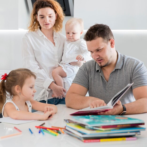 Tiro medio a los padres con libros para niños