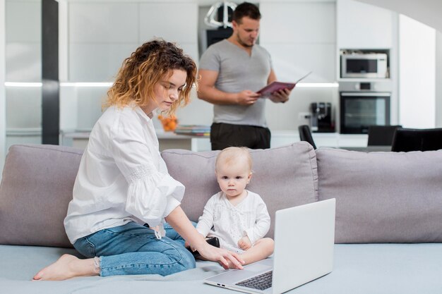 Tiro medio a los padres que trabajan en casa