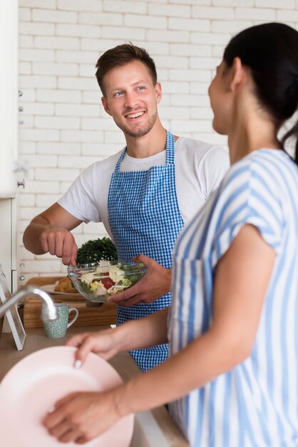 Tiro medio pareja en la cocina