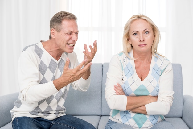 Tiro medio pareja discutiendo en el interior