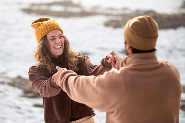 Tiro medio pareja feliz invierno