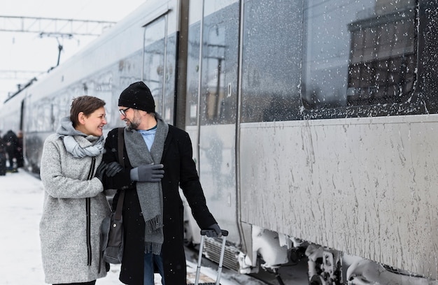 Tiro medio pareja feliz invierno