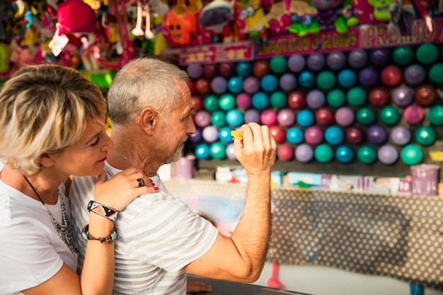 Foto gratuita tiro medio pareja jugando juntos