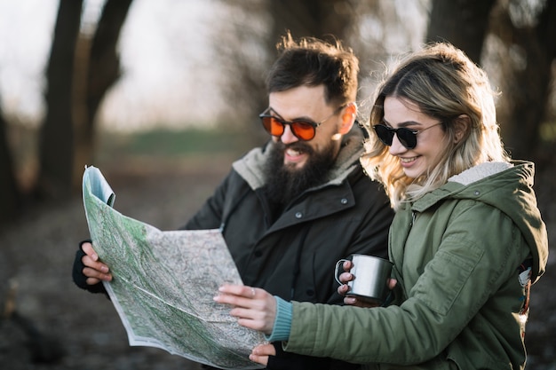 Tiro medio pareja con mapa