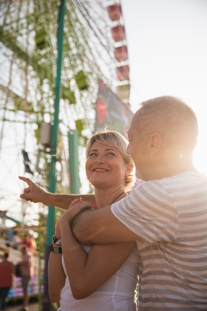 Foto gratuita tiro medio pareja mirando el uno al otro en el parque temático