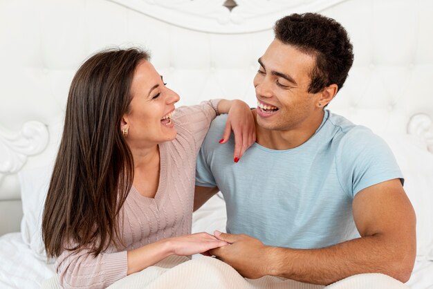 Tiro medio pareja riendo juntos