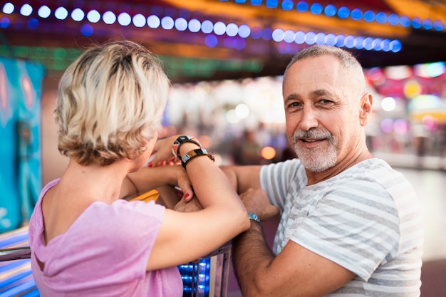 Foto gratuita tiro medio pareja salir