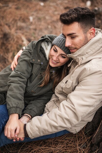 Tiro medio pareja sentados juntos