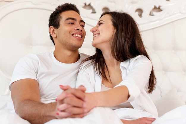 Foto gratuita tiro medio pareja sonriente cogidos de la mano