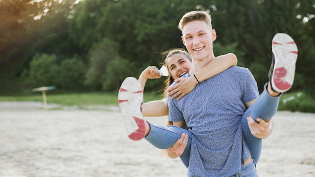 Tiro medio pareja sonriente divirtiéndose en la naturaleza