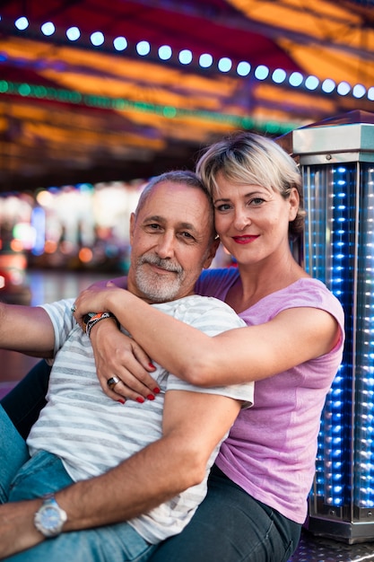 Foto gratuita tiro medio pareja sonriente posando juntos