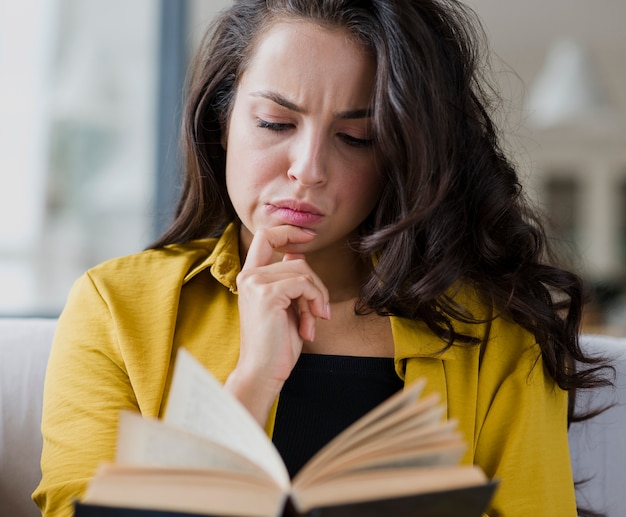 Foto gratuita tiro medio pensamiento mujer leyendo