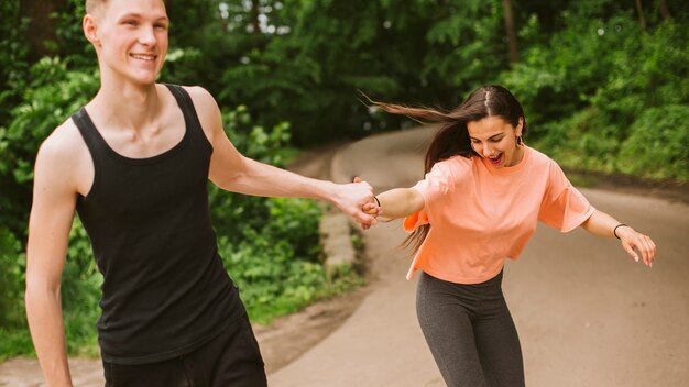 Tiro medio personas divirtiéndose juntos