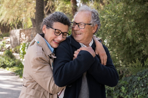 Foto gratuita tiro medio personas mayores felices