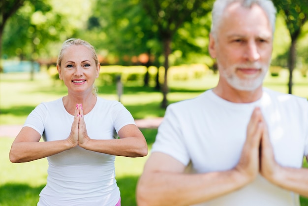 Tiro medio personas meditando juntas