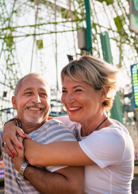 Tiro medio personas sonrientes abrazando