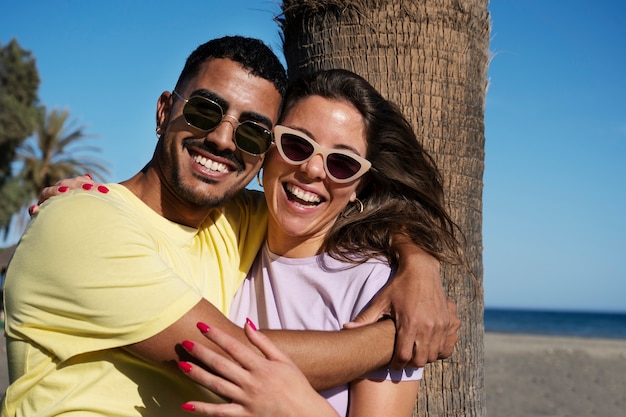 Tiro medio personas sonrientes abrazando