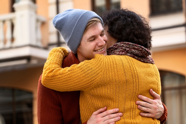 Foto gratuita tiro medio personas sonrientes abrazando