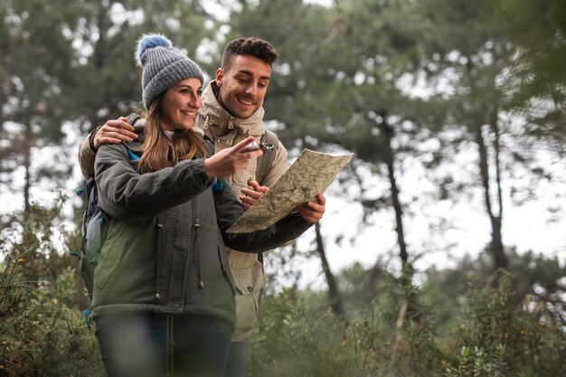 Tiro medio personas sonrientes con mapa