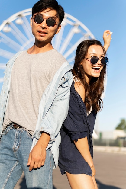 Tiro medio personas sonrientes en el parque de atracciones