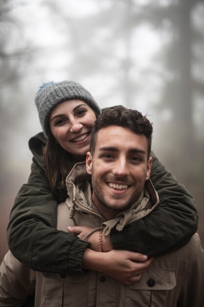 Tiro medio personas sonrientes posando