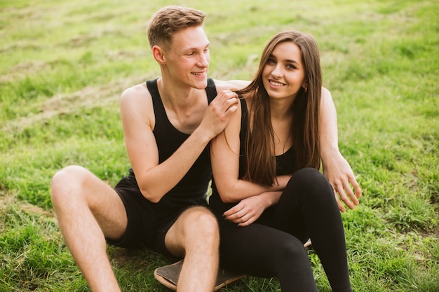 Tiro medio personas sonrientes sentados juntos