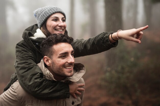 Tiro medio personas con sonrisas amplias