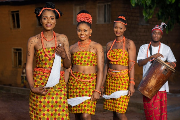 Foto gratuita tiro medio pueblo nigeriano posando