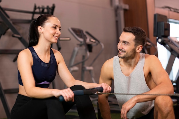 Tiro medio, sonriente, hombre y mujer, en, gimnasio