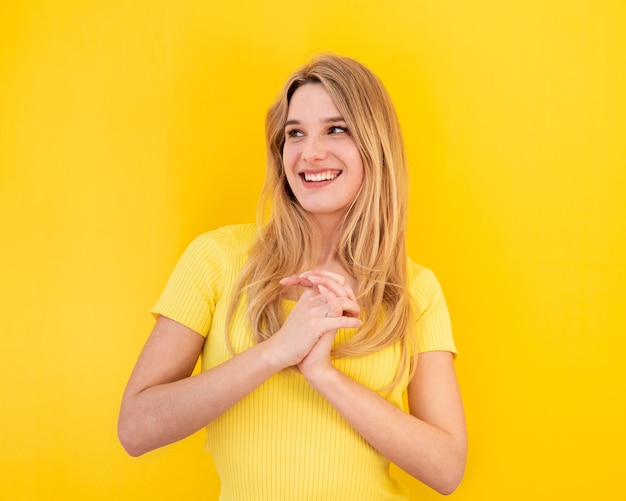 Tiro medio sonriente mujer posando