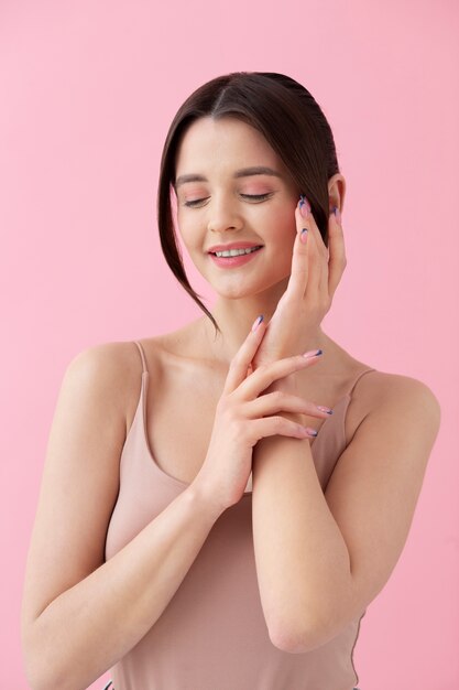 Tiro medio sonriente mujer posando