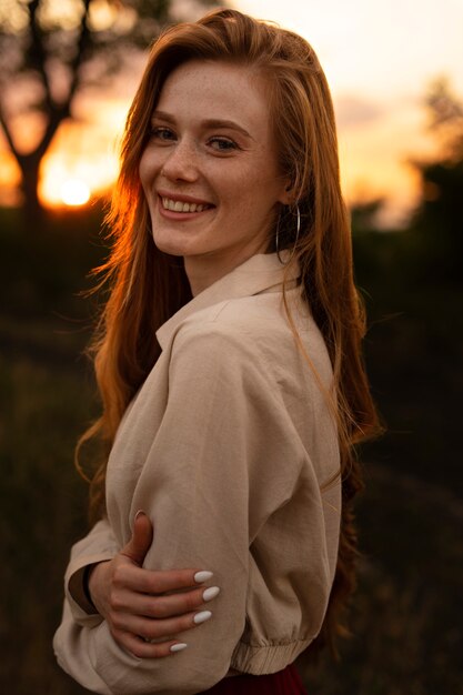 Tiro medio sonriente mujer posando