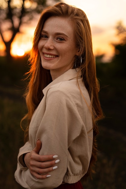 Tiro medio sonriente mujer posando