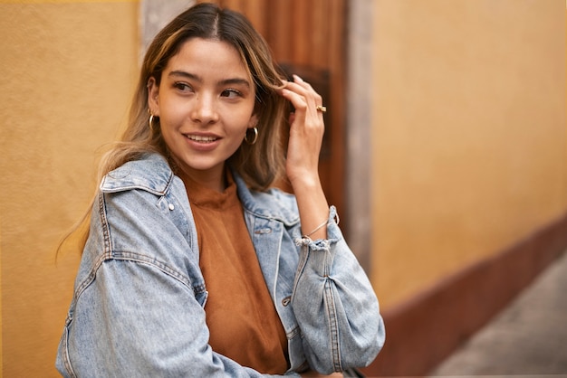 Foto gratuita tiro medio sonriente mujer posando