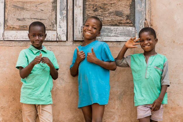 Tiro medio, sonriente, niños africanos, aire libre