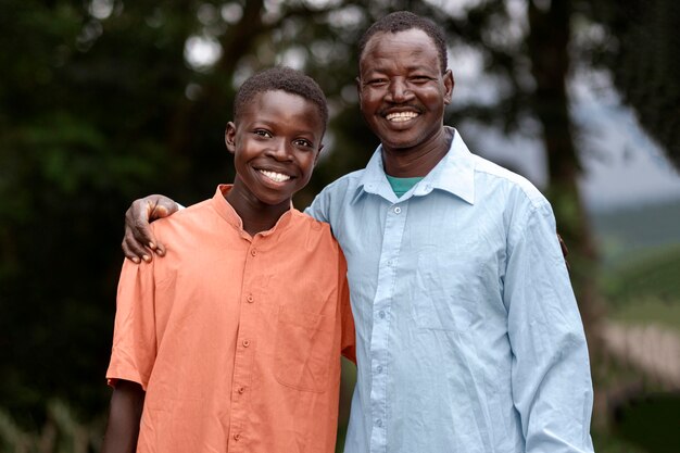 Tiro medio, sonriente, padre e hijo, posar