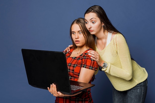 Tiro medio sorprendió a las chicas con fondo azul